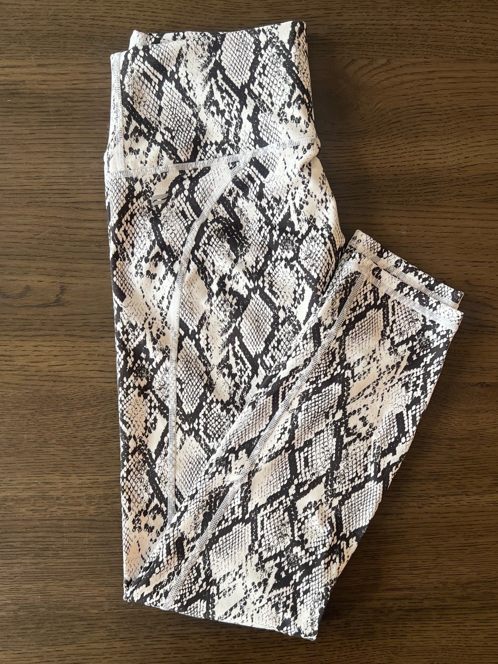 Fabletics PowerHold 7/8 Athleisure Leggings Black & White Snakeskin Small EUC